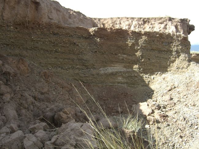  2006:09:03 22:10:29   Interbedded sand and gravel in Beach Ridge Deposits - East Side of Lake a.jpg